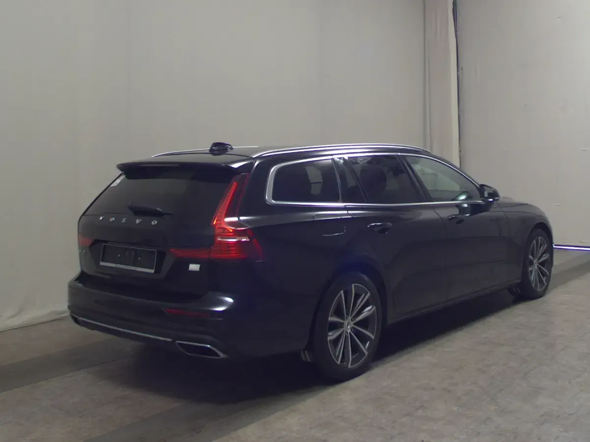 Gebraucht Volvo V60 Inscription 341 PS (250 kW) 2021 Black solid stone Kombi