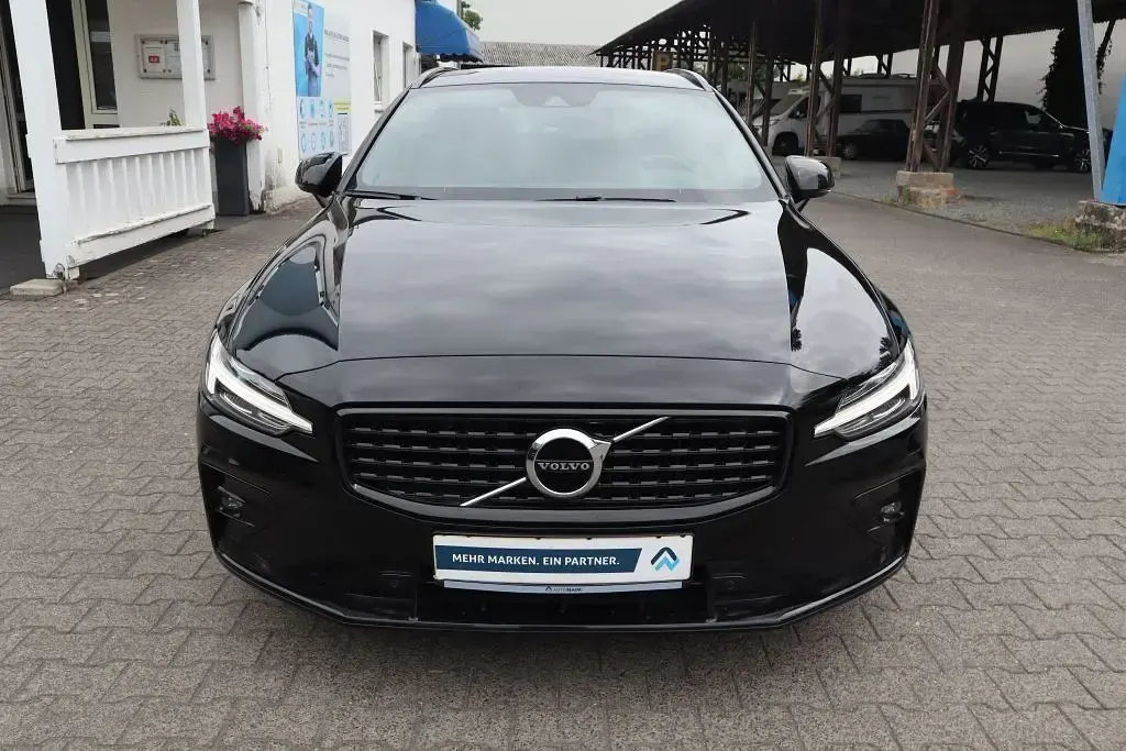 Gebraucht Volvo V60 R-Design 197 PS (144 kW) 2021 Black solid stone Kombi