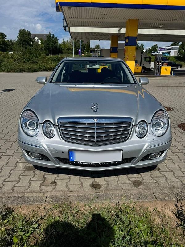 Silber Gebraucht 2008 Mercedes E200 Elegance Limousine | 5.299 € - Bild 1/4