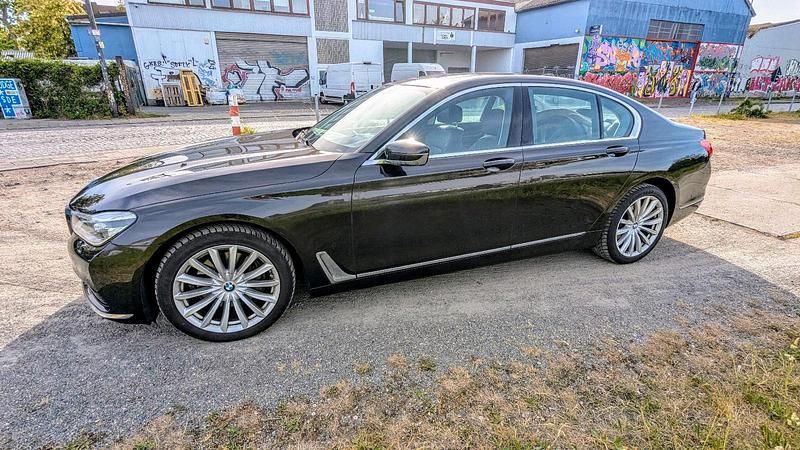 Gebraucht BMW 740 Comfort Edition 320 PS (235 kW) 2016 Braun Limousine