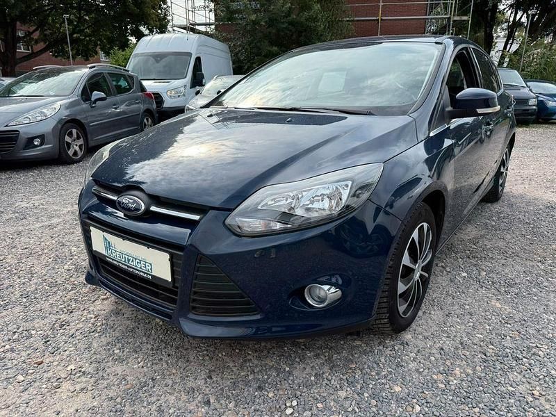 Blau Gebraucht 2012 Ford Focus Champions Edition Limousine | 3.990 € (Superpreis) - Bild 1/4