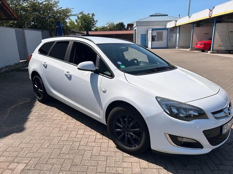 Weiß Gebraucht 2012 Opel Astra Kombi | 2.200 € (Superpreis) - Bild 1/4