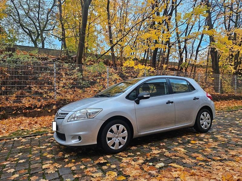 Silber Gebraucht 2010 Toyota Auris Limousine | 4.999 € (Fairer Preis) - Bild 1/4