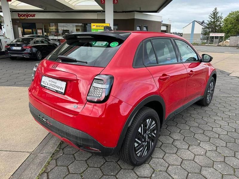 Neu Fiat 600E Red 114 kW (156 PS) 2025 Rot Limousine