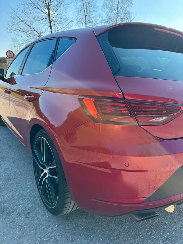 Używany Seat Leon CUPRA 300 KM (220 kW) 2017 Czerwony Sedan/Limuzyna