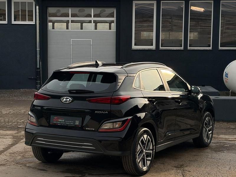 Gebraucht Hyundai Kona Select 100 kW (136 PS) 2022 Schwarz SUV