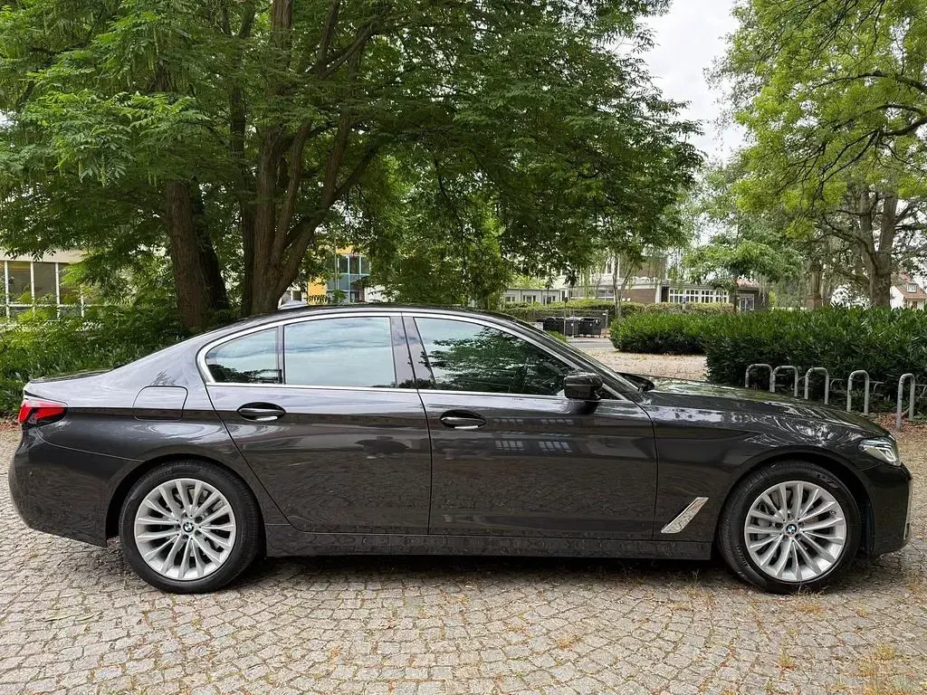 Gebraucht BMW 545e Sport Line 394 PS (289 kW) 2021 Grau Limousine