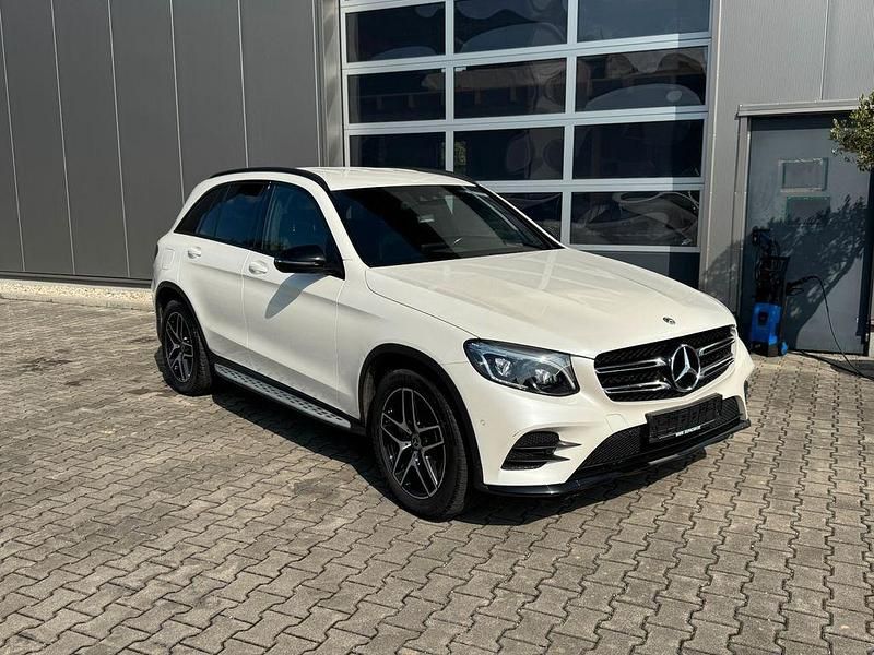 Weiß Gebraucht 2018 Mercedes GLC220 AMG line SUV | 26.499 € (Fairer Preis) - Bild 1/4
