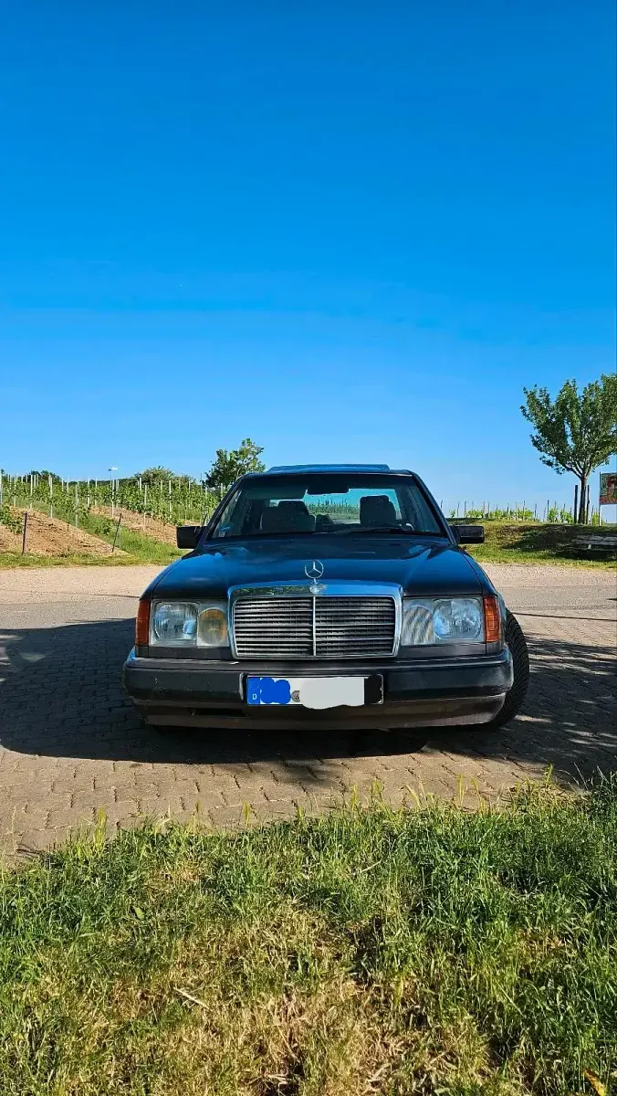 Używany Mercedes E230 132 KM (97 kW) 1990 Purpurowy Sedan/Limuzyna