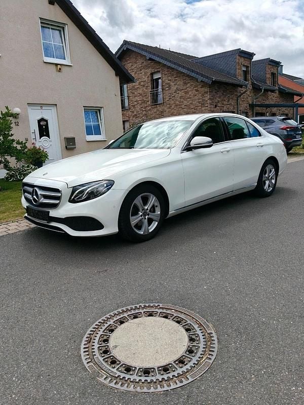 Weiß Gebraucht 2018 Mercedes E200 Avantgarde Limousine | 23.500 € (Guter Preis) - Bild 1/4