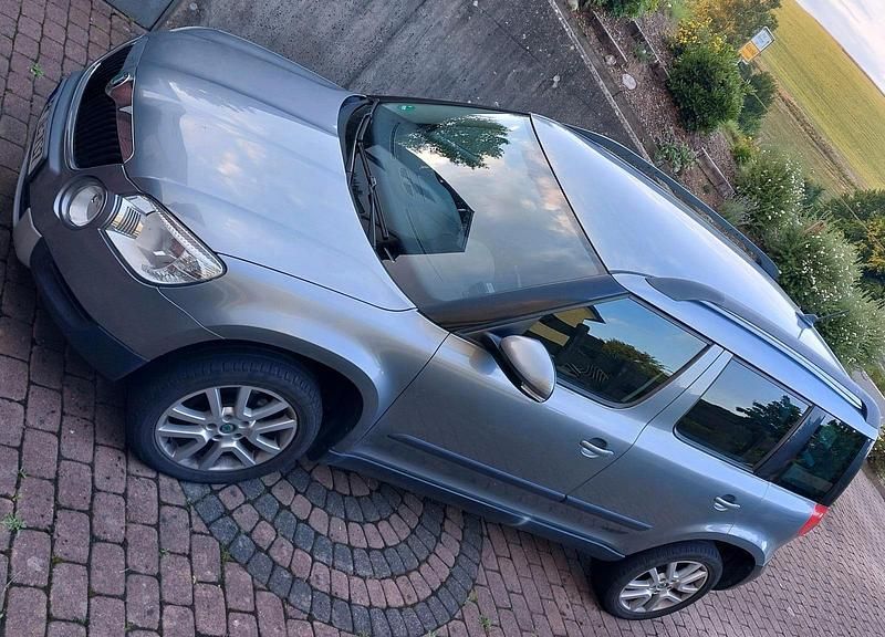 Silber Gebraucht 2012 Skoda Yeti Ambition SUV | 5.500 € (Guter Preis) - Bild 1/4
