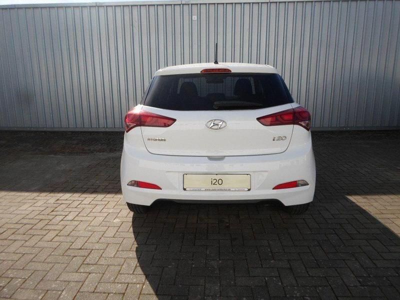 Gebraucht Hyundai i20 Passion 101 PS (74 kW) 2018 Weiß Limousine