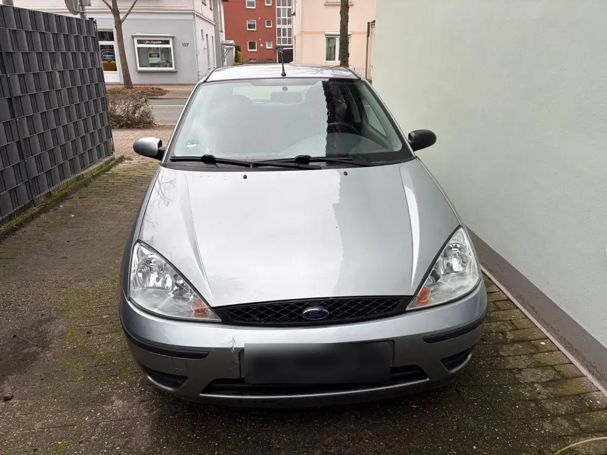 Usado Ford Focus 75 CV (55 kW) 2003 Plateado Berlina