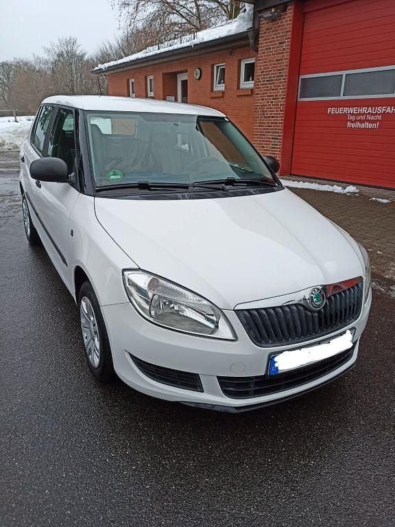 Weiß Gebraucht 2012 Skoda Fabia Active Limousine | 3.900 € (Guter Preis) - Bild 1/4