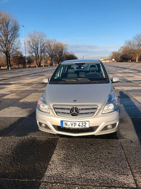 Gebraucht Mercedes B180 109 PS (80 kW) 2011 Silber Van / Kleinbus