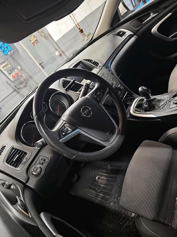 Weiß Gebraucht 2012 Opel Insignia Kombi | 6.200 € (Etwas zu teuer) - Bild 1/4