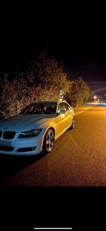 Gebraucht BMW 320 170 PS (125 kW) 2011 Weiß Limousine