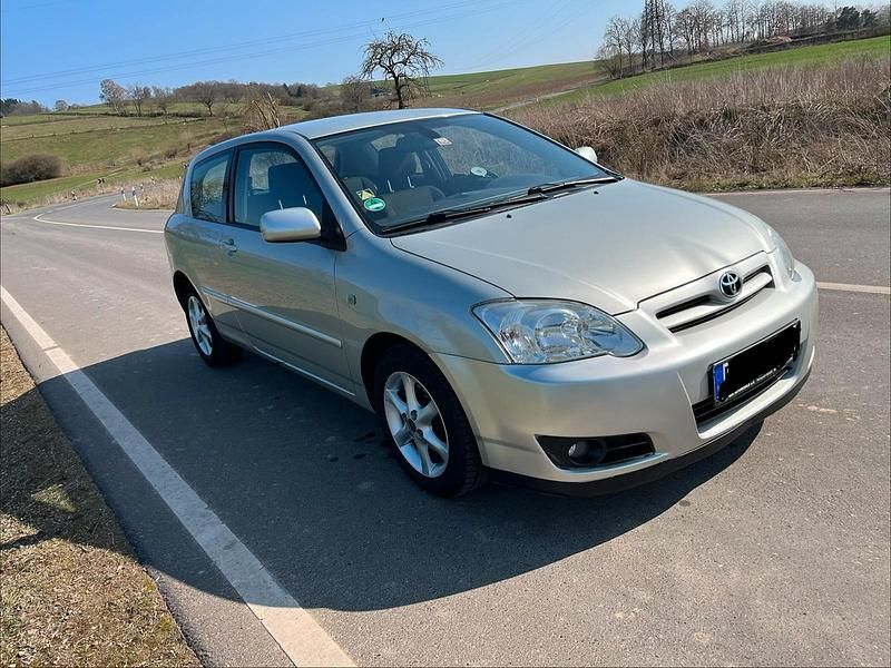 Gebraucht Toyota Corolla 116 PS (85 kW) 2004 Silber Kleinwagen