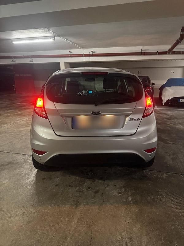 Gebraucht Ford Fiesta 60 PS (44 kW) 2014 Silber Kleinwagen