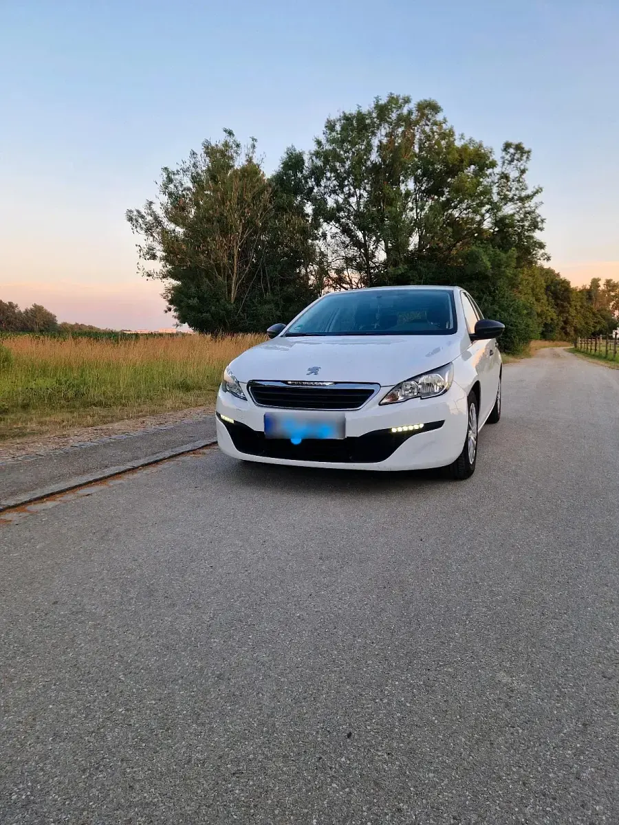 Gebraucht Peugeot 308 82 PS (60 kW) 2015 Weiß Limousine