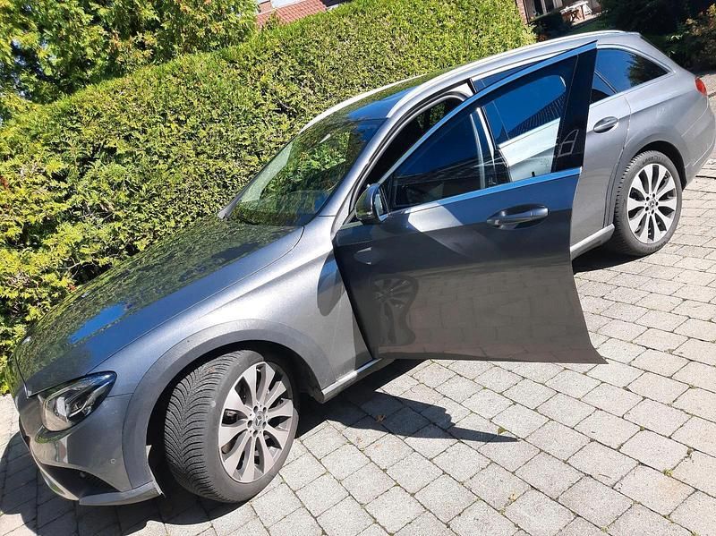 Gebraucht Mercedes E220 All-Terrain AMG 194 PS (142 kW) 2019 Grau Kombi