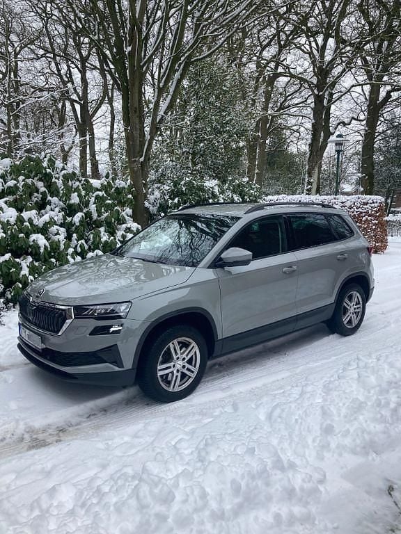 Grau Gebraucht 2024 Skoda Karoq Fresh SUV | 28.900 € (Superpreis) - Bild 1/4