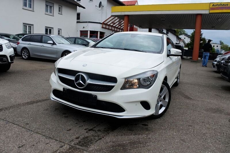Weiß Gebraucht 2017 Mercedes CLA200 Shooting Brake Kombi | 14.999 € (Guter Preis) - Bild 1/4