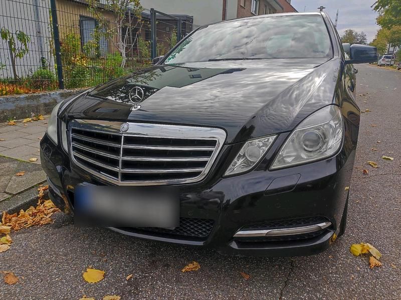 Schwarz Gebraucht 2010 Mercedes 220 Avantgarde Limousine | 5.500 € - Bild 1/4