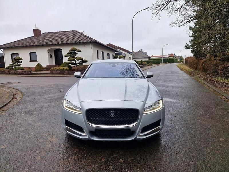 Gebraucht Jaguar XF Chequered Flag 300 PS (220 kW) 2019 Silber Limousine