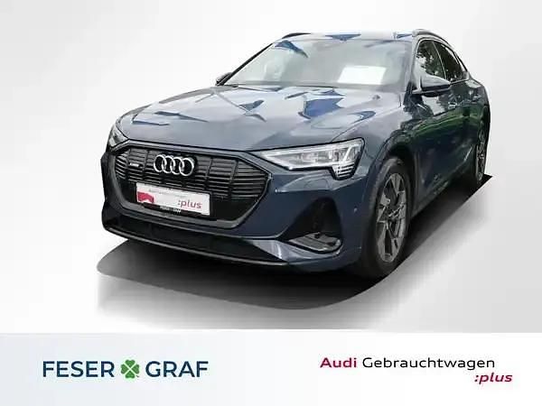 Plasmablau metallic Gebraucht 2021 Audi e-tron Ambiente SUV | 29.480 € (Etwas zu teuer) - Bild 1/4