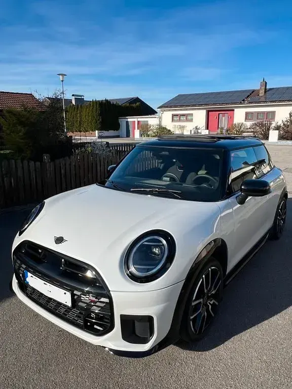 Używany Mini John Cooper Works 156 KM (114 kW) 2025 Biały Hatchback