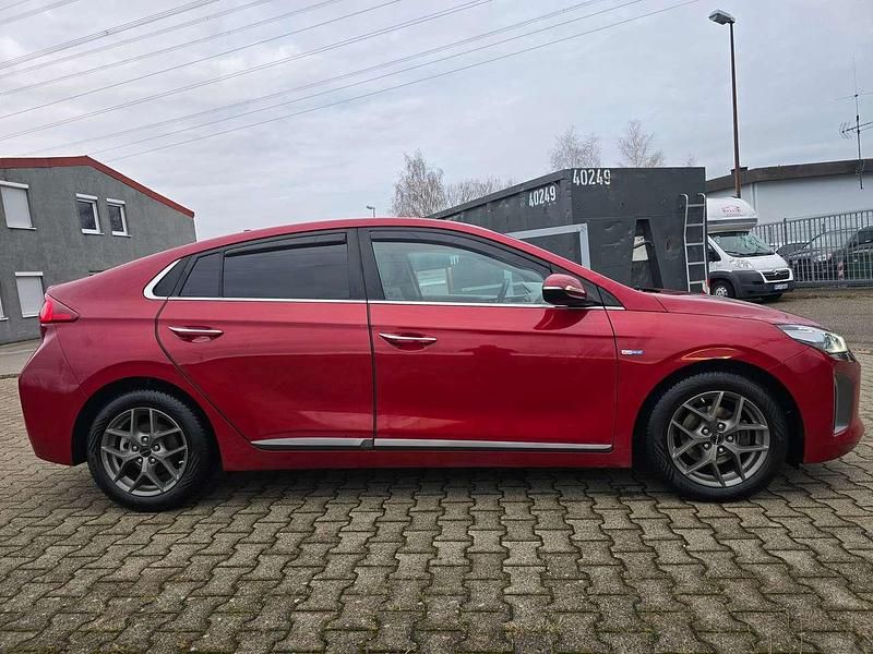 Gebraucht Hyundai Ioniq Premium 105 PS (77 kW) 2019 Fiery red / met Kleinwagen