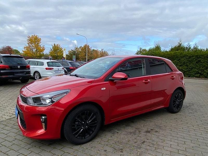 Gebraucht Kia Rio Attract 84 PS (61 kW) 2020 Rot Limousine