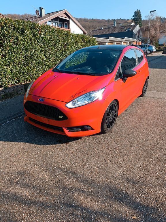 Rot Gebraucht 2017 Ford Fiesta Sport Kleinwagen | 9.999 € (Fairer Preis) - Bild 1/3