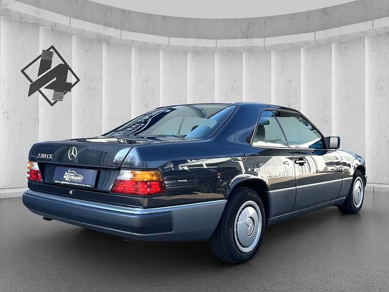 Gebraucht Mercedes E230 132 PS (97 kW) 1991 Schwarz Kleinwagen