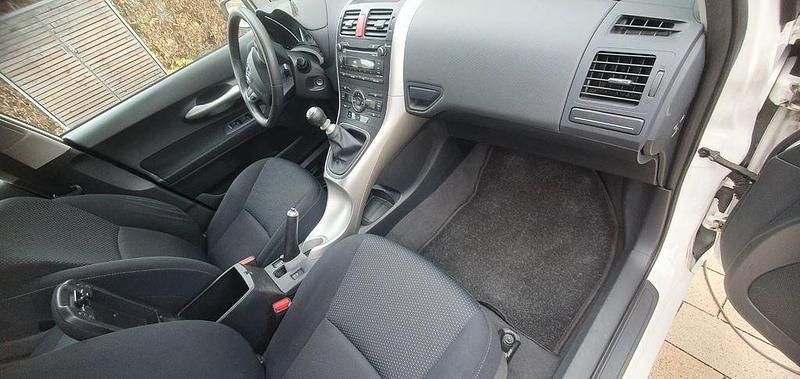 Gebraucht Toyota Auris Edition 99 PS (72 kW) 2011 Weiß Kleinwagen