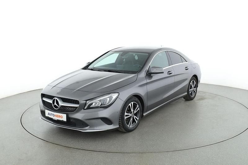 Grau Gebraucht 2019 Mercedes CLA180 Limousine | 21.880 € (Teuer) - Bild 1/3