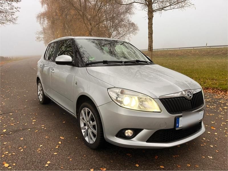 Silber Gebraucht 2014 Skoda Fabia Sport Kleinwagen | 3.400 € - Bild 1/4