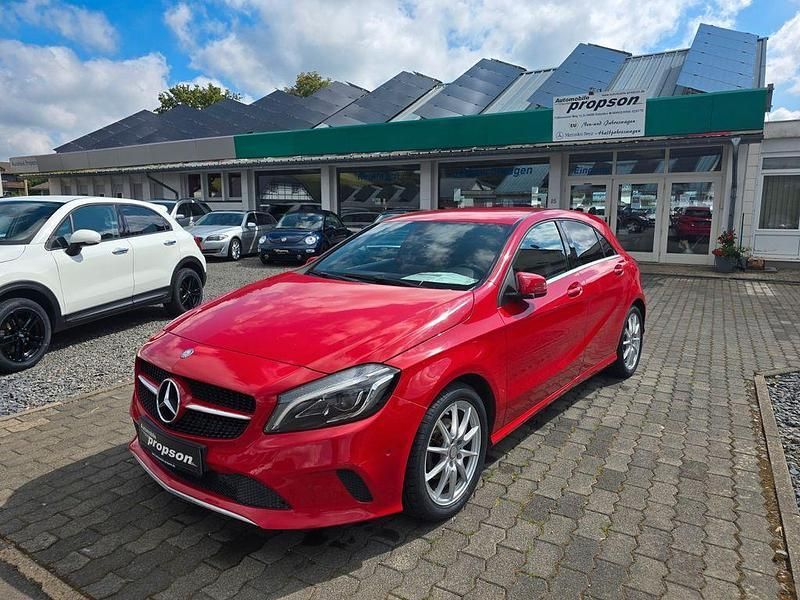 Rot Gebraucht 2017 Mercedes A180 Style Limousine | 14.950 € (Fairer Preis) - Bild 1/4