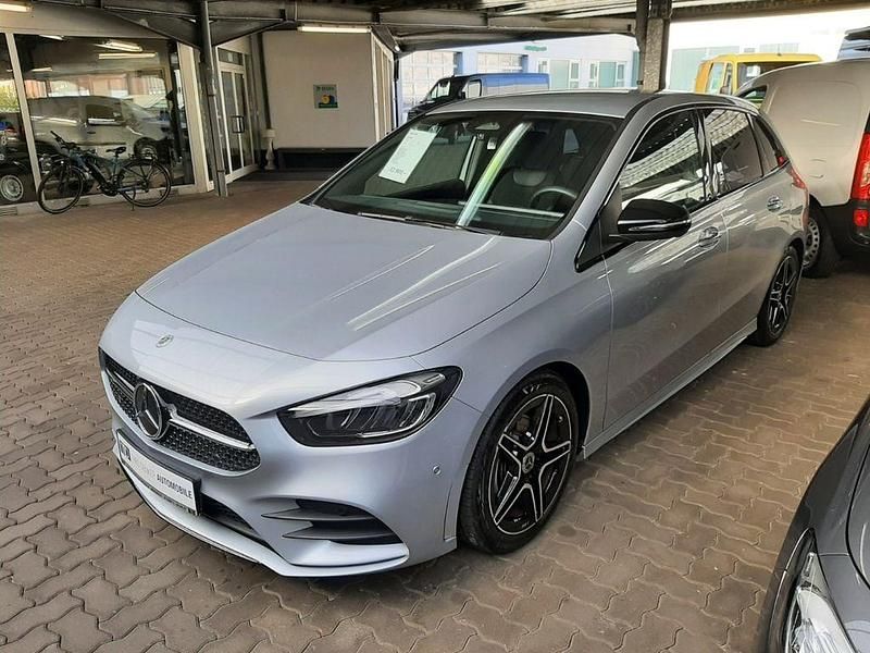Gebraucht Mercedes B200 AMG Line Premium 163 PS (119 kW) 2024 Silber Van / Kleinbus