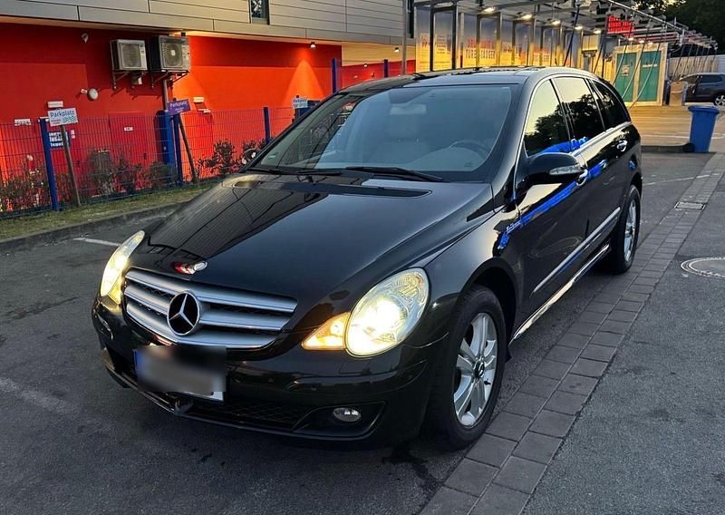 Schwarz Gebraucht 2006 Mercedes R500 Van / Kleinbus | 5.350 € (Guter Preis) - Bild 1/4