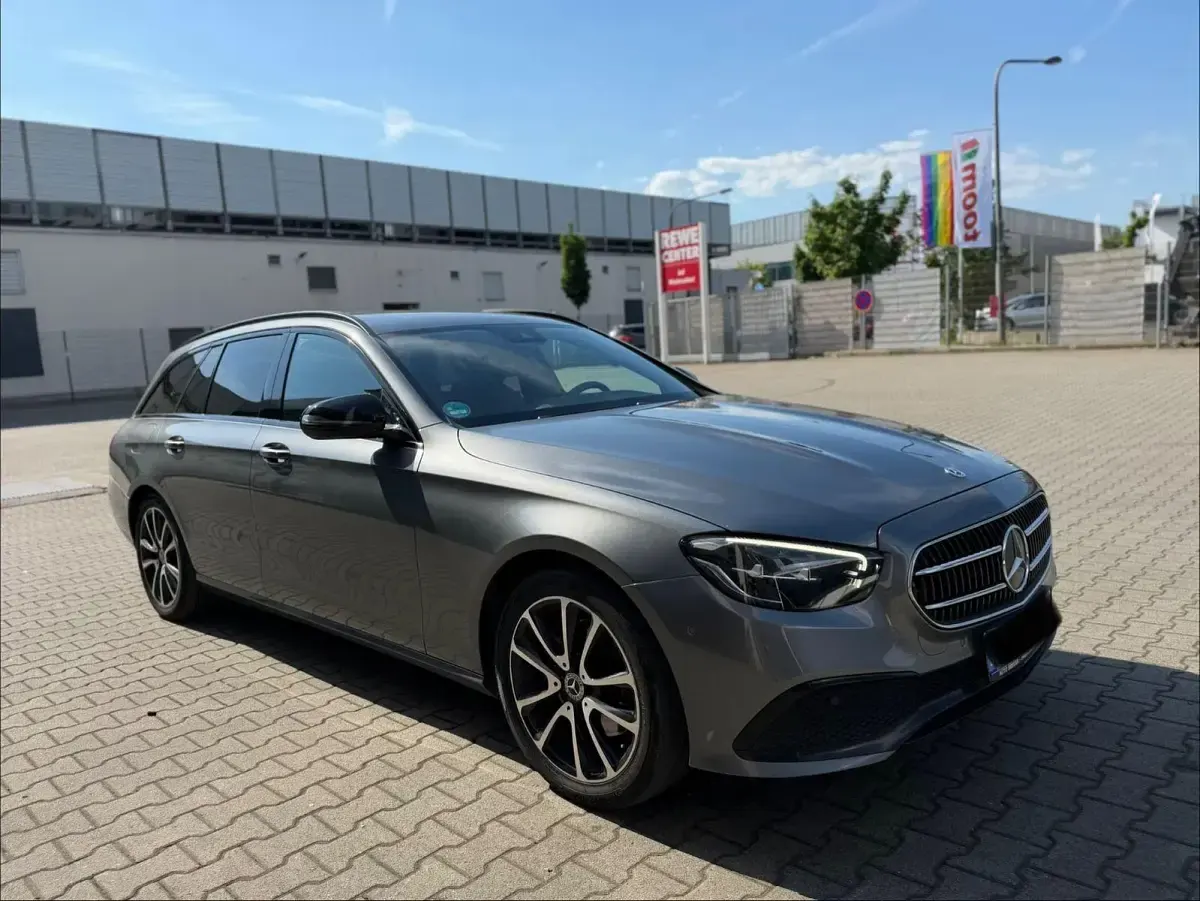 Gebraucht Mercedes E220 Avantgarde 194 PS (142 kW) 2022 Grau Kombi