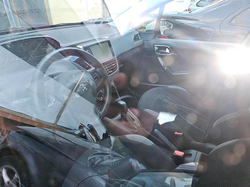 Weiß Gebraucht 2014 Peugeot 208 Kleinwagen | 3.400 € (Superpreis) - Bild 1/4