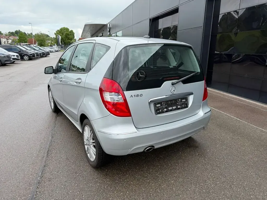 Używany Mercedes A180 Elegance 116 KM (85 kW) 2012 Srebrny Sedan/Limuzyna