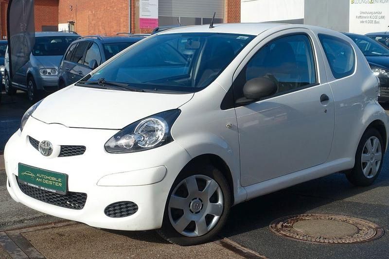 Gebraucht Toyota Aygo 68 PS (50 kW) 2010 Weiß Kleinwagen