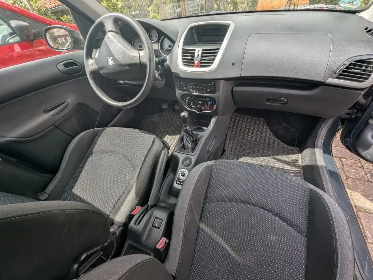 Gebraucht Peugeot 206 75 PS (55 kW) 2010 Grau Limousine