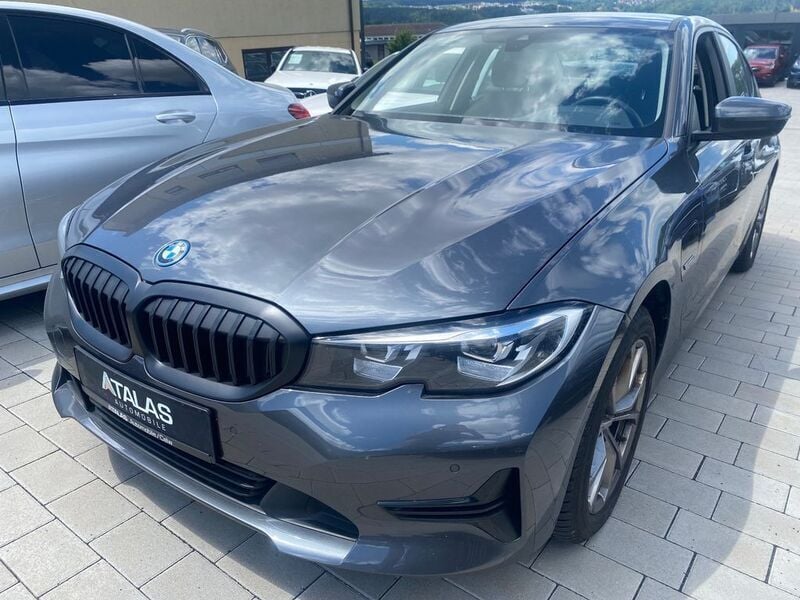 Grau Gebraucht 2022 BMW 320e Performance Limousine | 27.800 € (Superpreis) - Bild 1/4