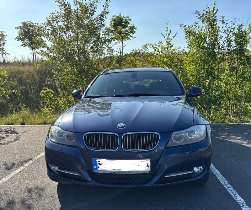 Blau Gebraucht 2012 BMW 320 Lifestyle Kombi | 4.699 € (Superpreis) - Bild 1/4
