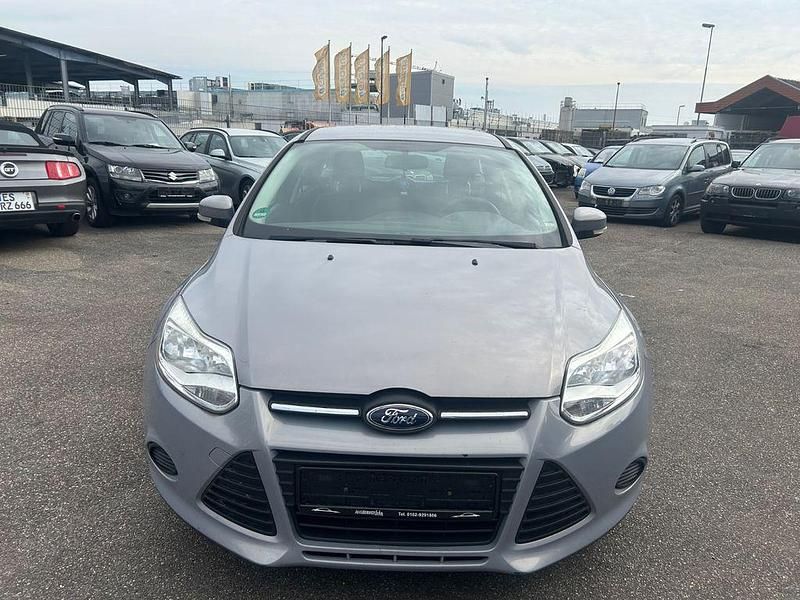Gebraucht Ford Focus Ambiente 101 PS (74 kW) 2013 Silber Limousine