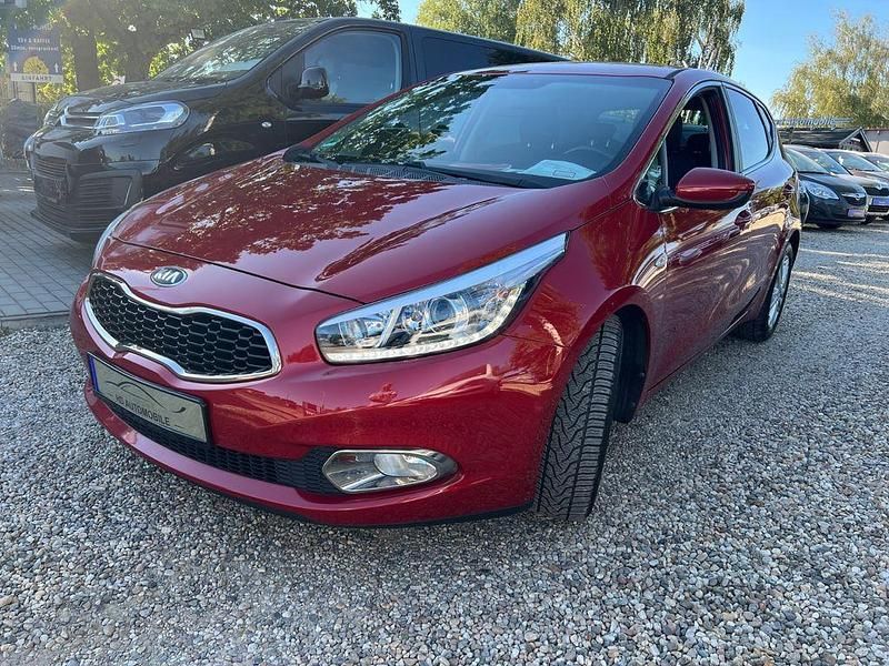 Rot Gebraucht 2013 Kia Ceed DREAM-TEAM Edition Limousine | 9.500 € (Fairer Preis) - Bild 1/4